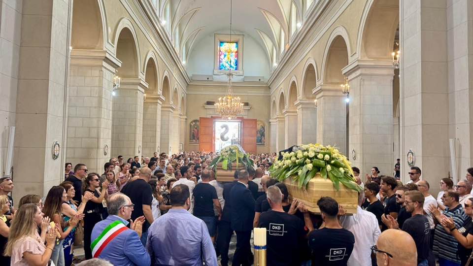 simone e mattia insieme per sempre, il monito di padre colosi, le immagini dei funerali