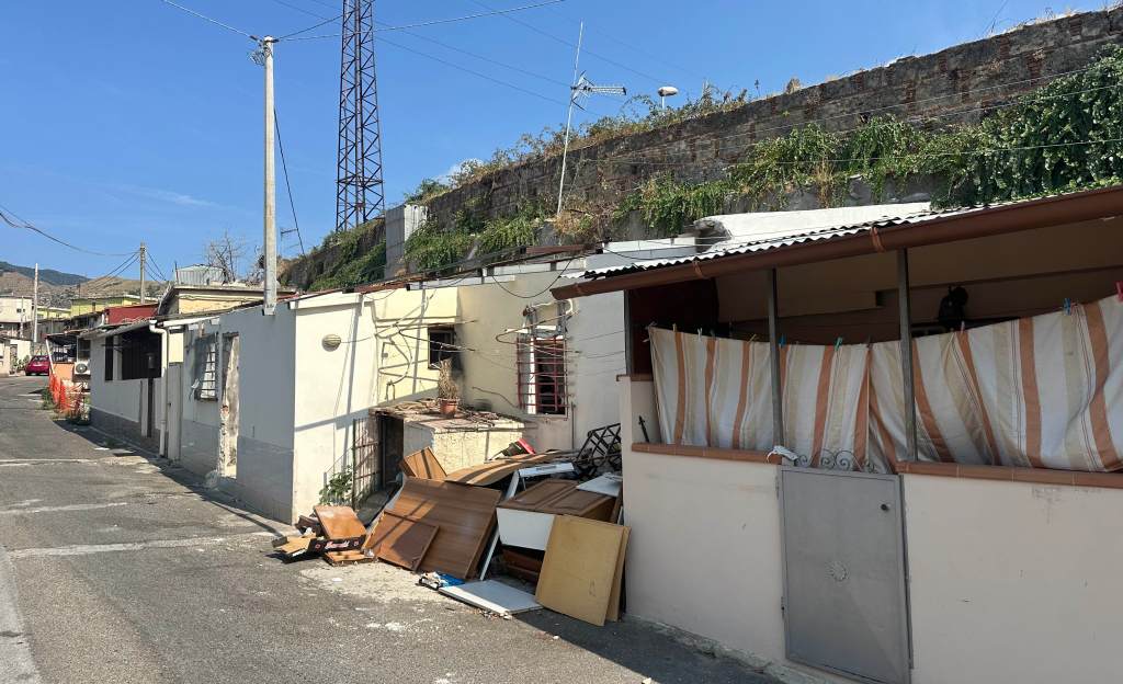 via rosso da messina baracche discariche