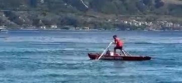 Bagnino soccorre ragazzo in mare