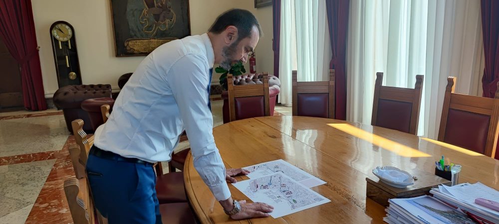 Basile con la mappa della nuova pista ciclabile