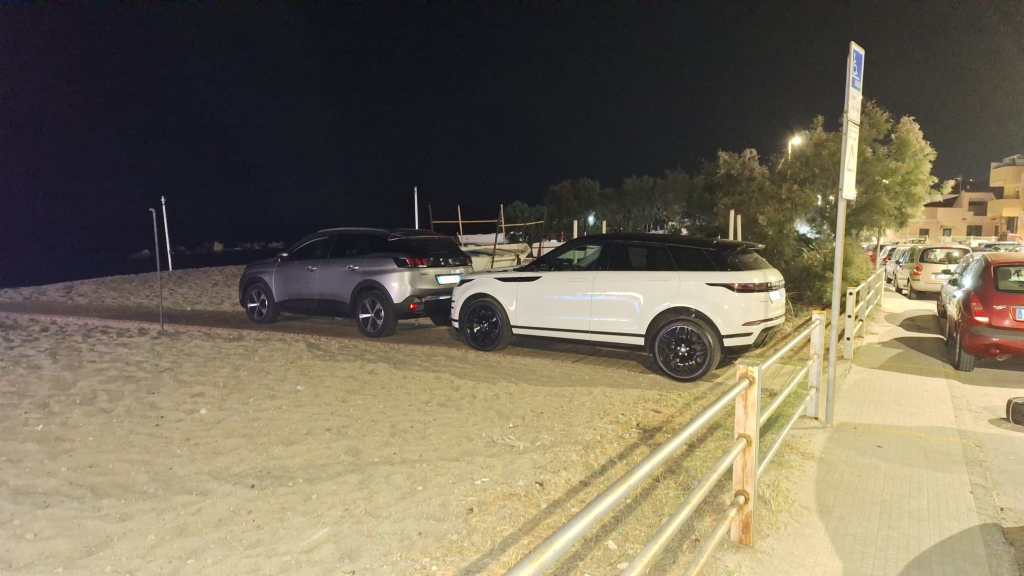 Due auto sullo scivolo per disabili in spiaggia a Rodia