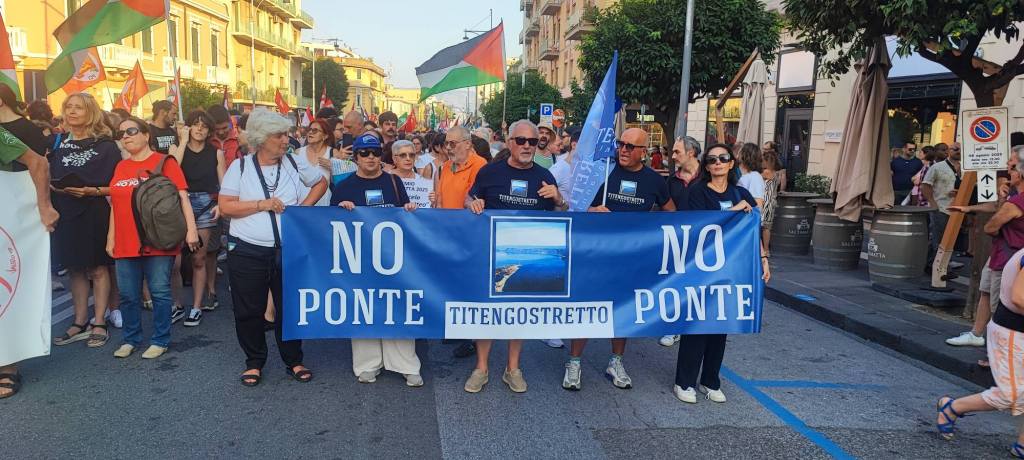 "Titengostretto" al corteo no ponte 2025