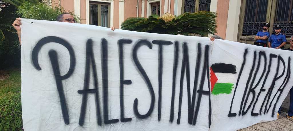 Striscione Palestina libera. Studenti UniMe e attivisti per la Palestina