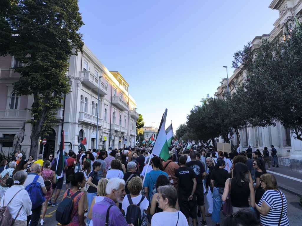 "Palestina libera e fermiamo il genocidio", il corteo a Messina FOTO e VIDEO