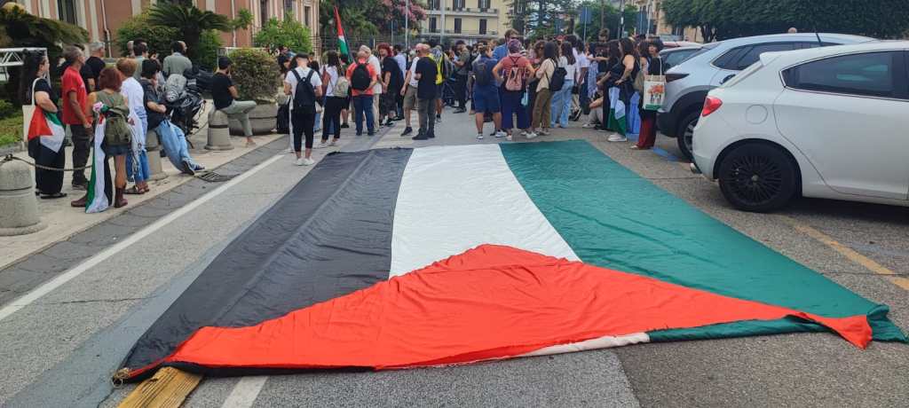 Bandiera palestinese. Studenti UniMe e attivisti per la Palestina