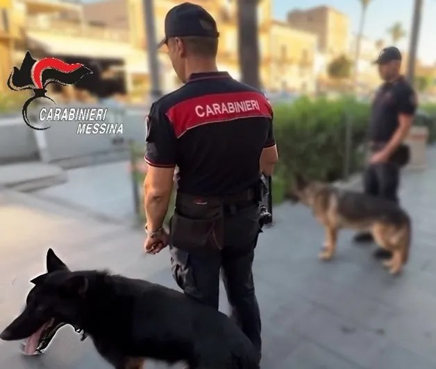 cocaina e hashish in casa, arresti e denunce nella valle del mela