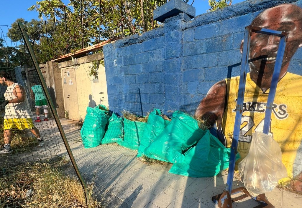 Incuria nel campetto di basket George Floyd