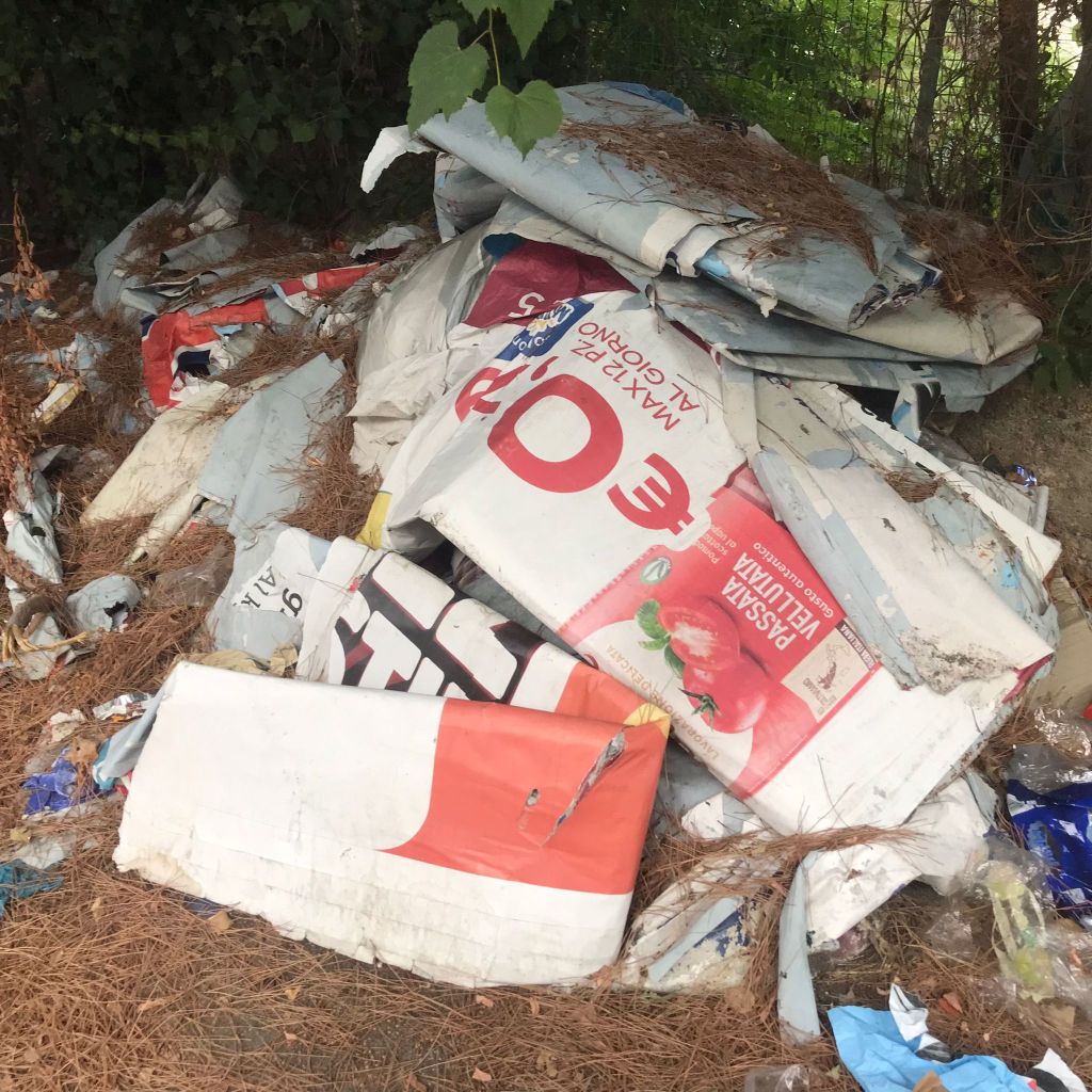 Manifesti pubblicitari abbandonati in strada