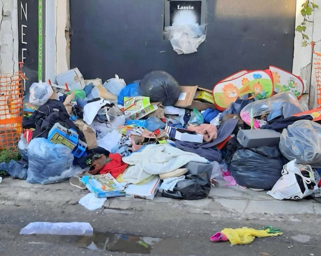 Benefit. "Abbiamo chiuso lo sportello h24 perché la gente buttava rifiuti in mezzo la vestiario"