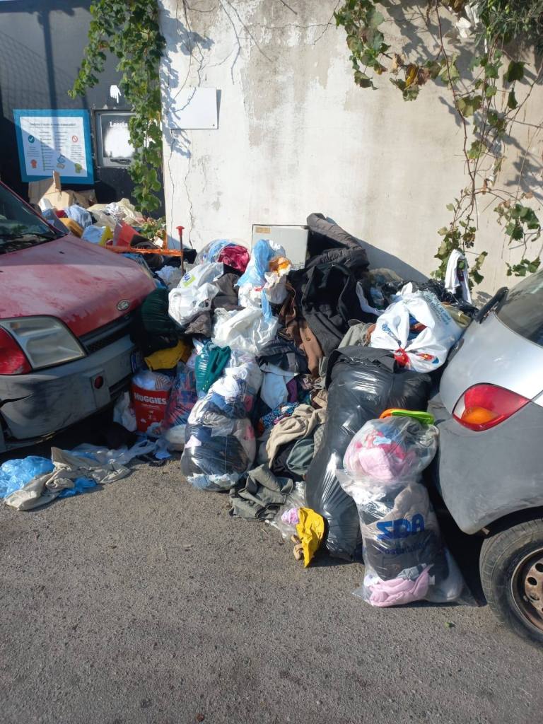 Benefit. "Abbiamo chiuso lo sportello h24 perché la gente buttava rifiuti in mezzo la vestiario"