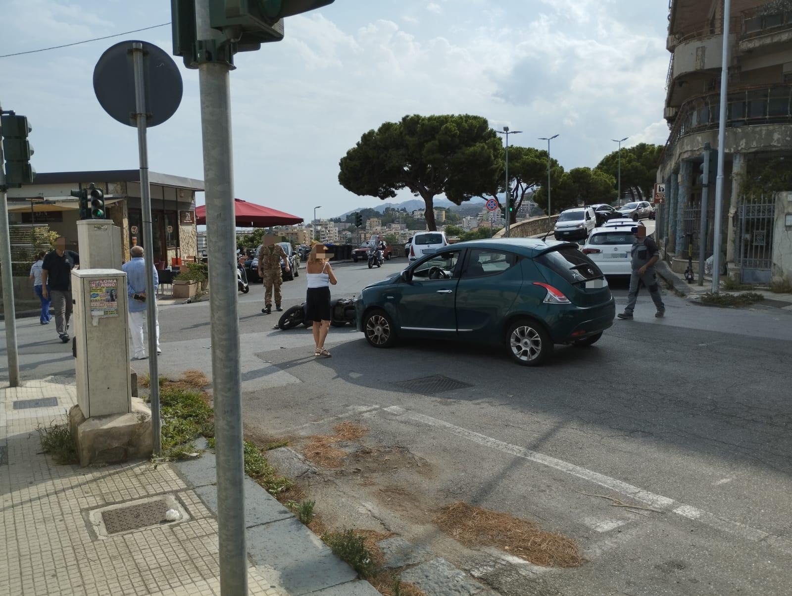 Scontro tra moto e auto sul viale Italia, un ferito