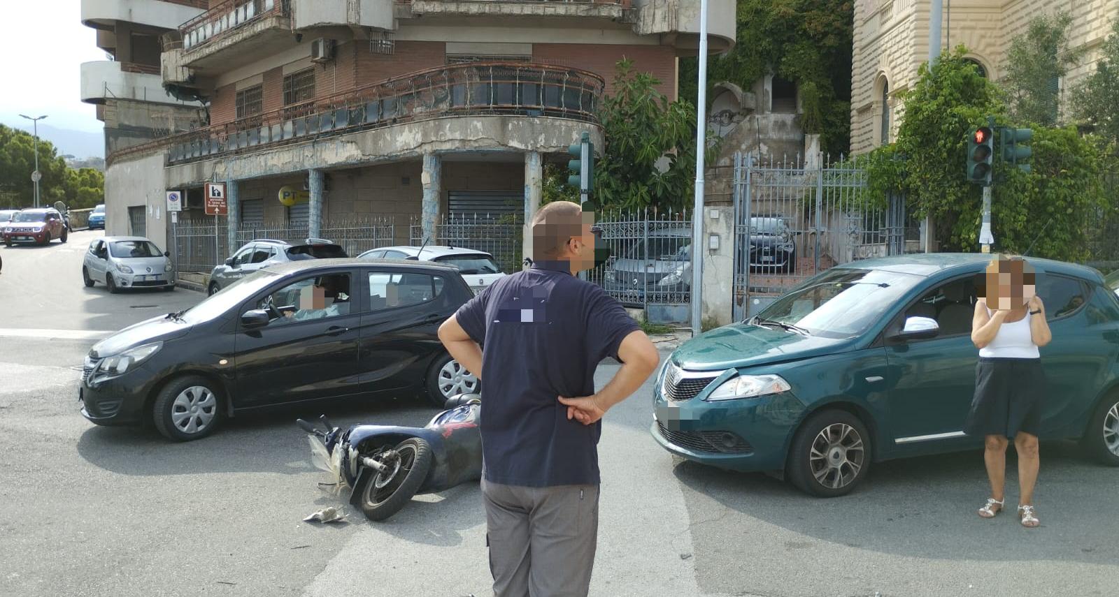 Scontro tra moto e auto sul viale Italia, un ferito
