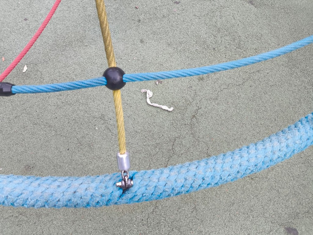 rifiuti area giochi villa dante