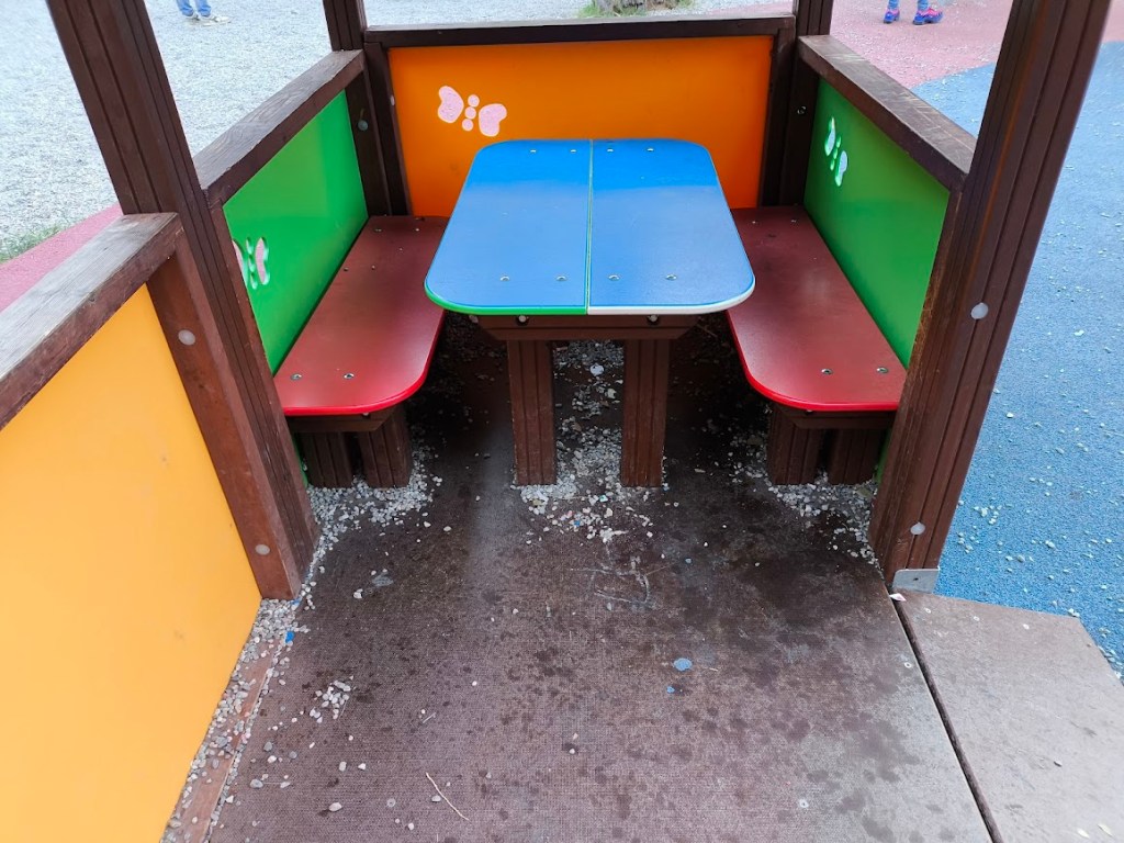 rifiuti area giochi villa dante