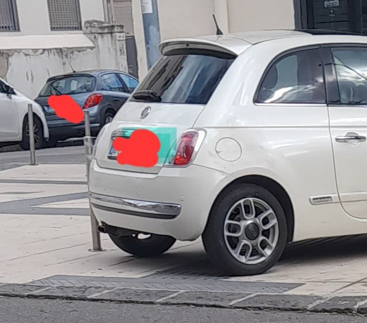 Auto su marciapiede