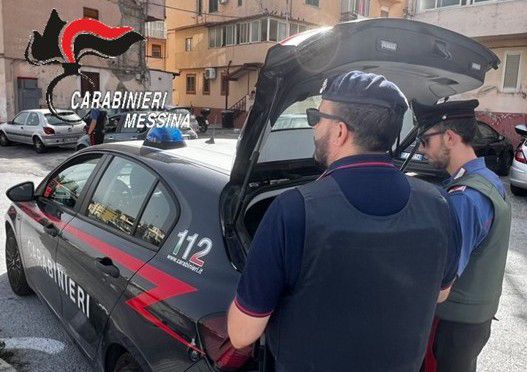 lancia dal finestrino un etto di cocaina, fermato dai Cc