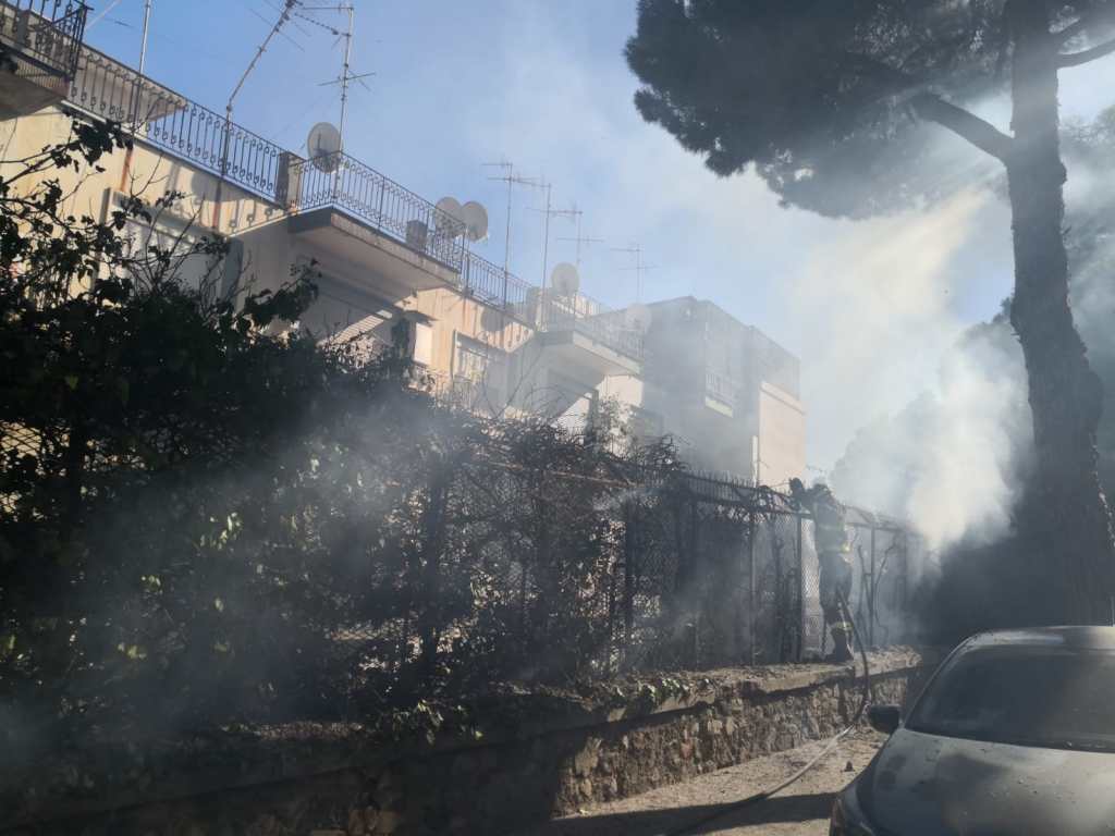 Incendio sul viale Regina Elena