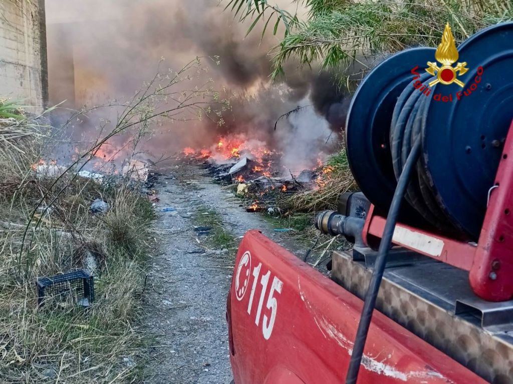 Incendio di rifiuti sotto il cavalcavia a Barcellona 