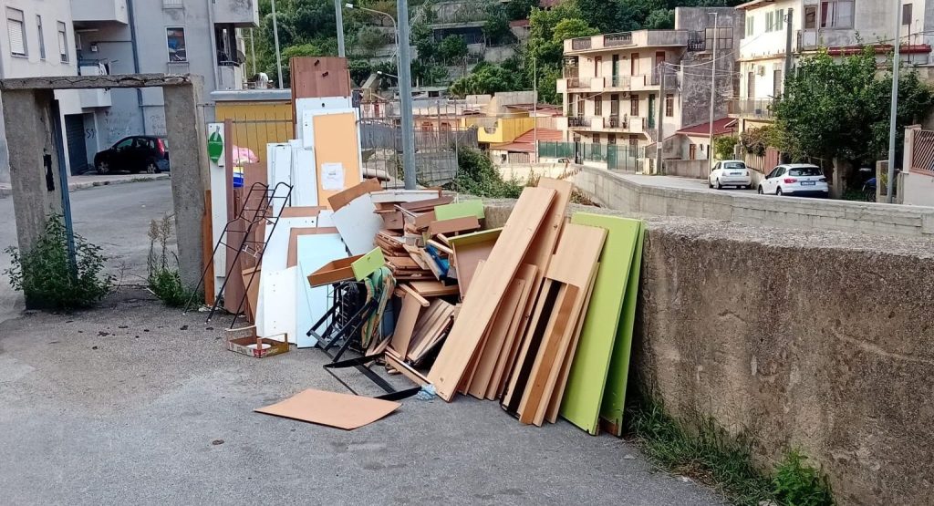 Suppellettili in strada