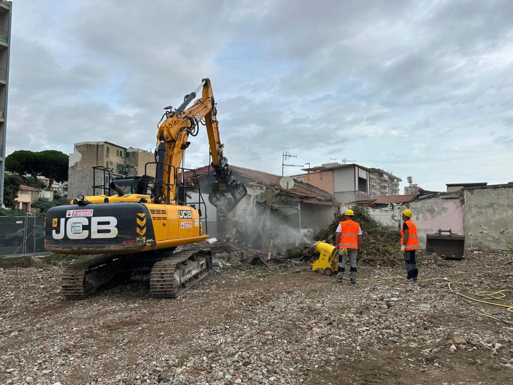 demolizioni baracche via taormina