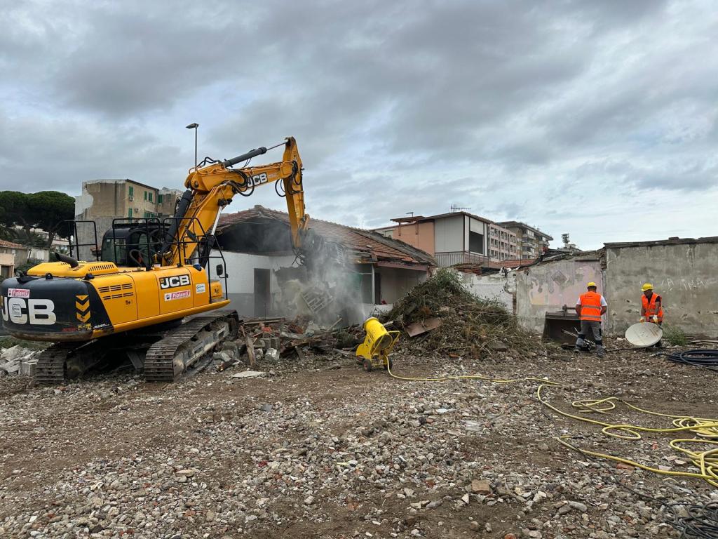 demolizioni baracche via taormina