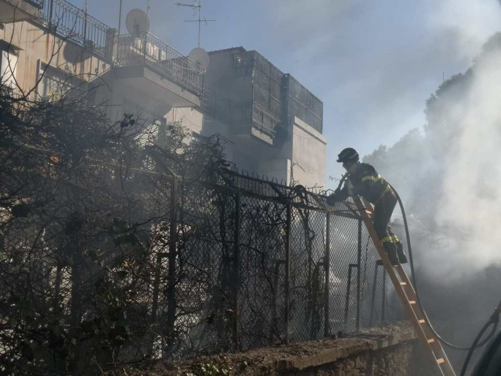 Incendio sul viale Regina Elena