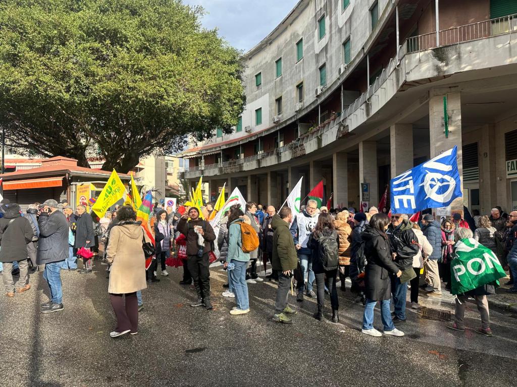 Corteo no ponte a Messina