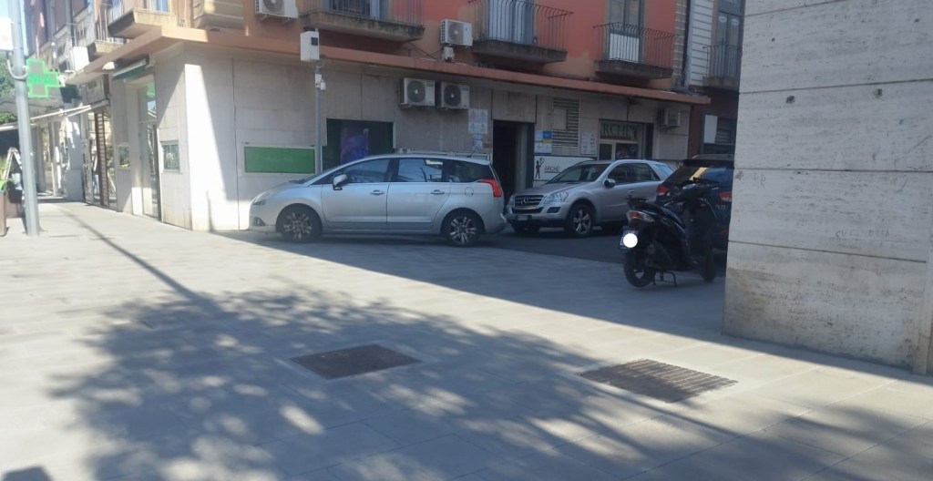 Auto nell'isola pedonale