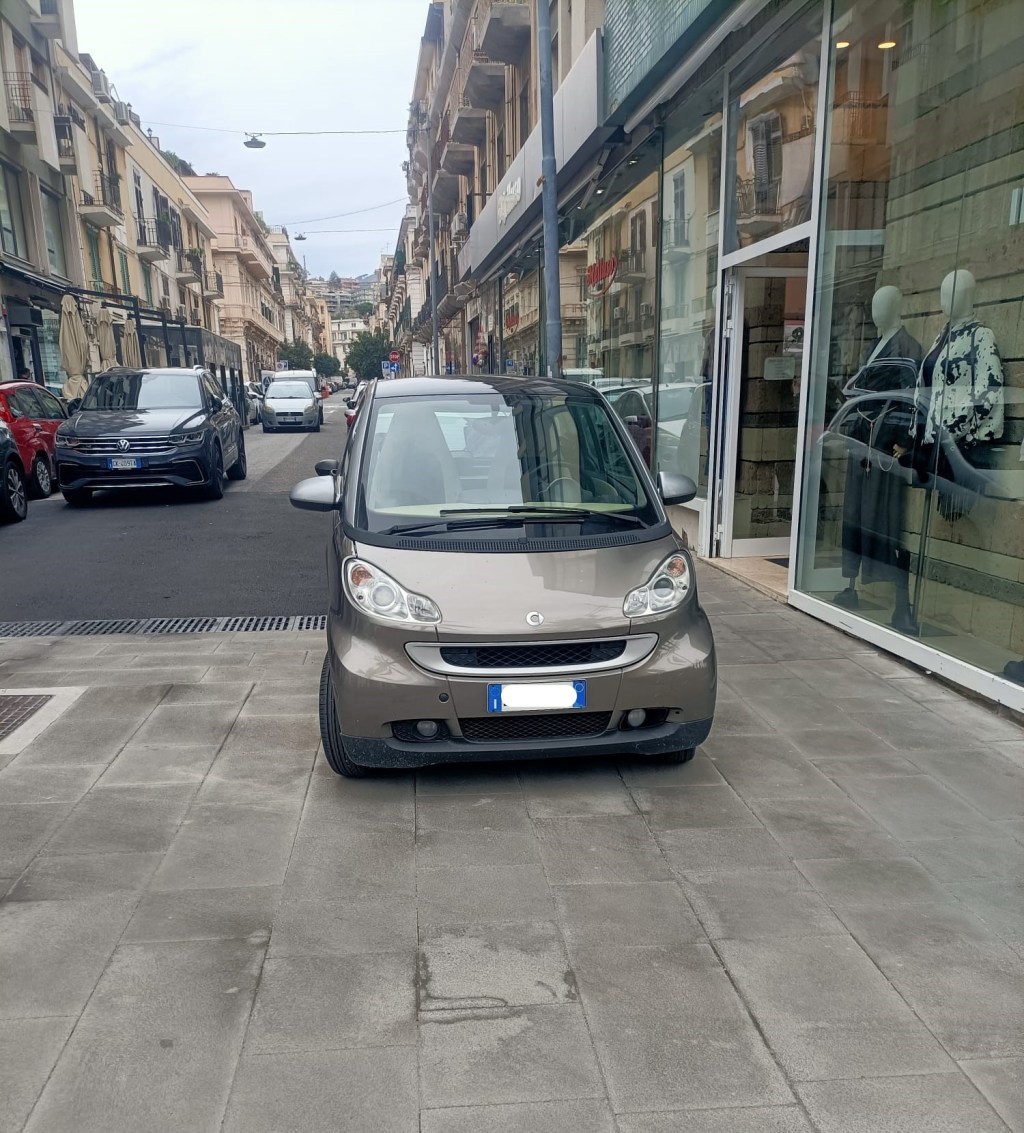 Auto nell'isola pedonale