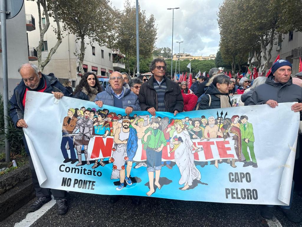 Corteo no ponte a Messina