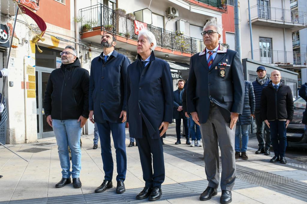 In memoria del poliziotto Antonino D'Angelo, ripristinata la targa nella scalinata