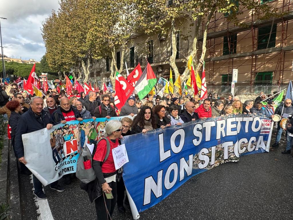 Corteo no ponte a Messina