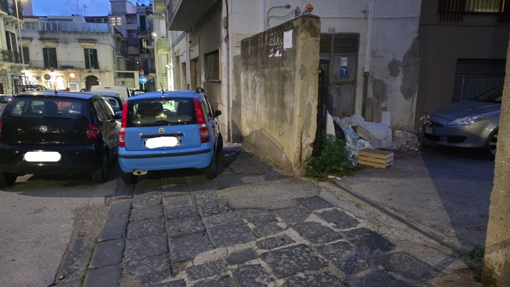 Macchina sul marciapiede