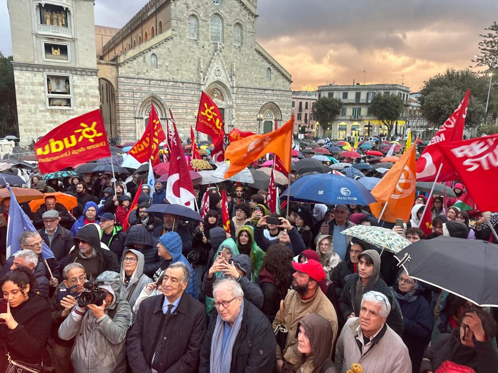 Piazza Duomo, corteo no ponte a Messina