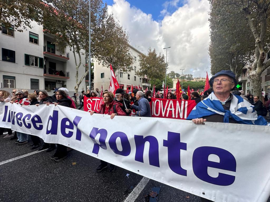 Corteo no ponte a Messina
