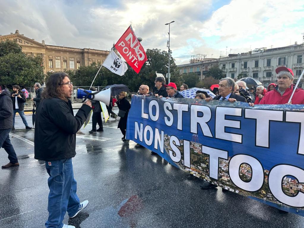 Corteo no ponte a Messina