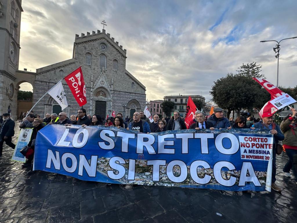 Corteo no ponte a Messina