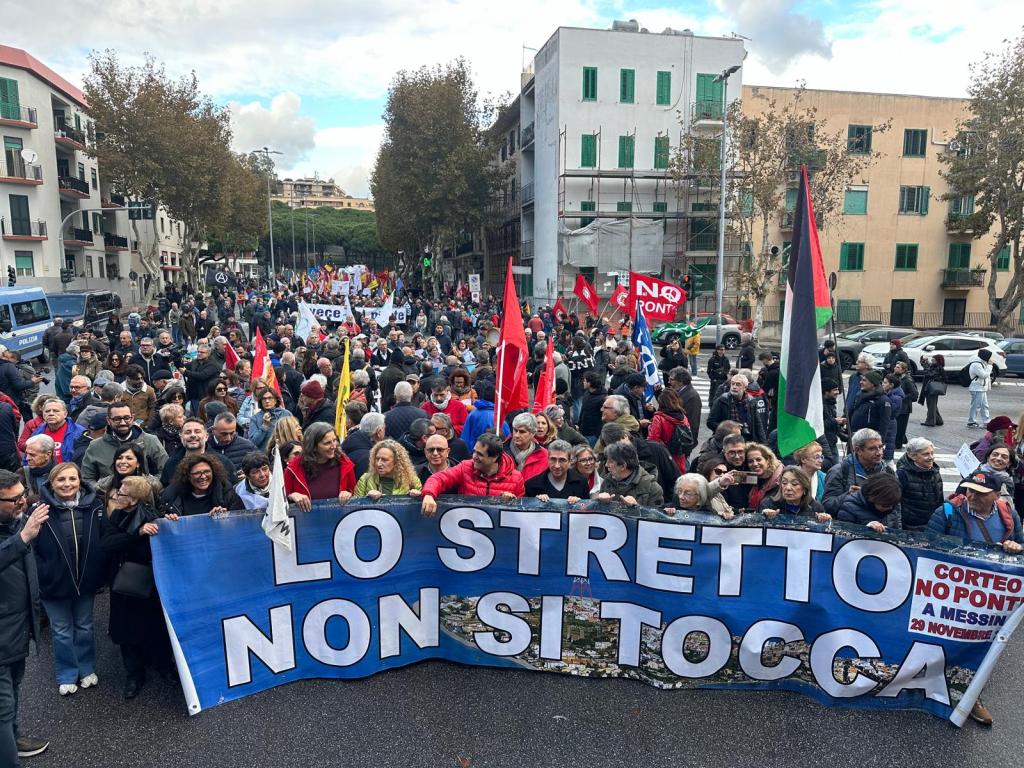 Corteo no ponte a Messina