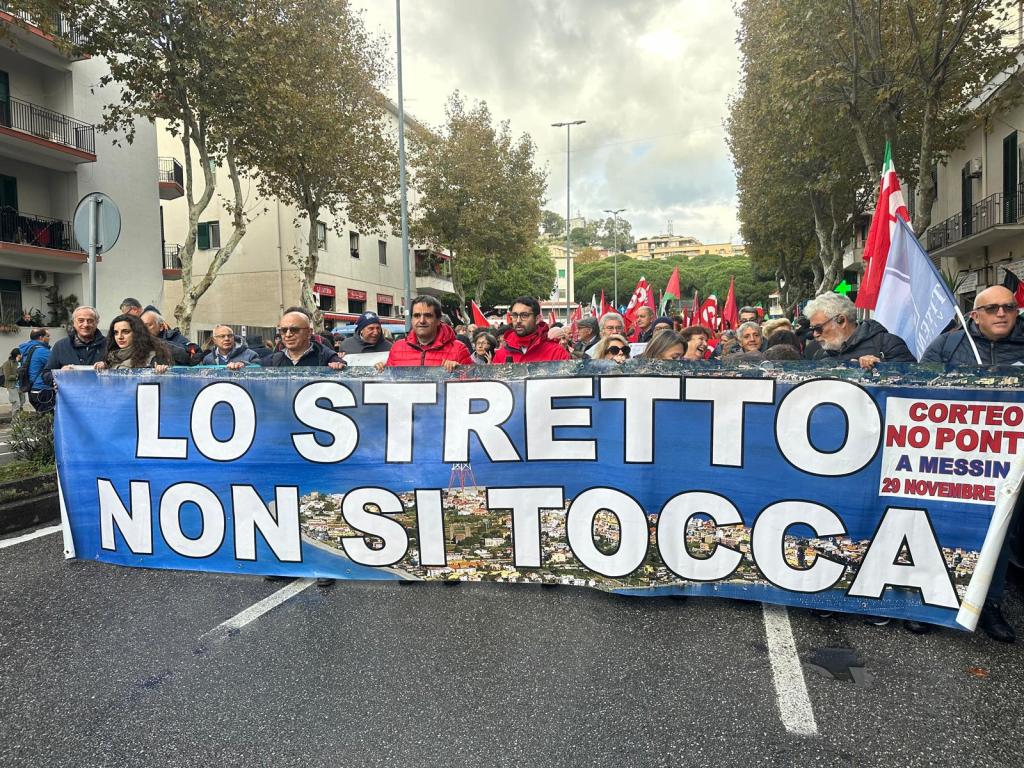 Corteo no ponte a Messina