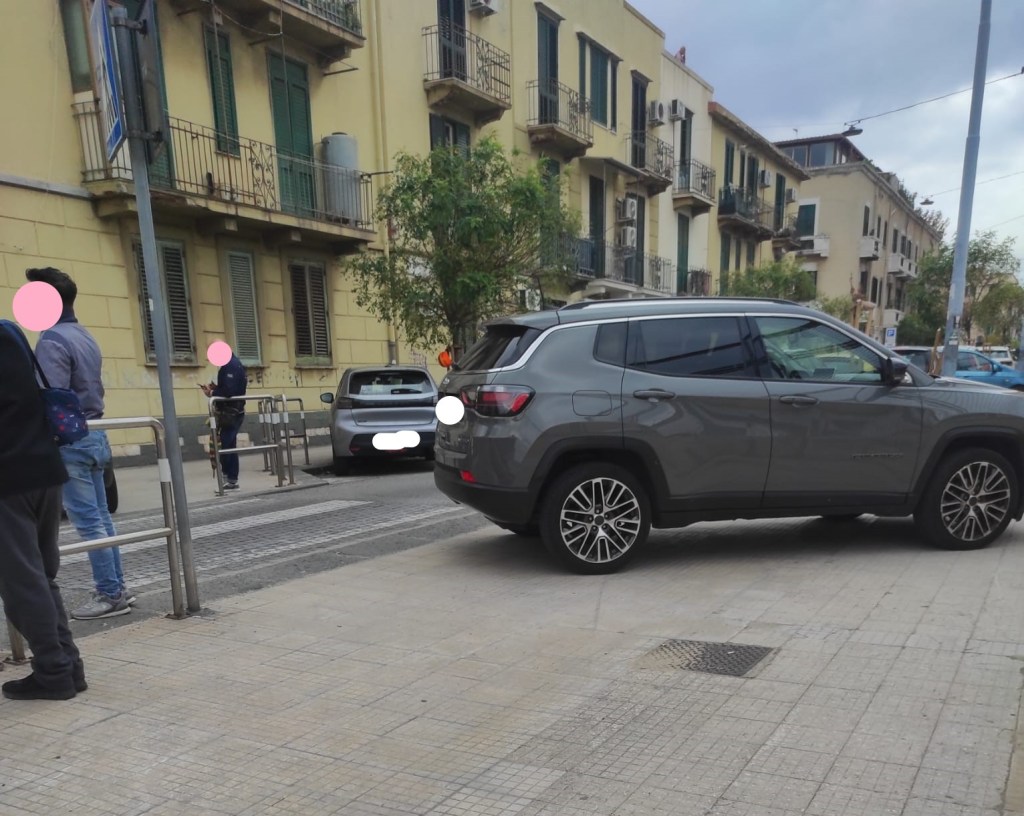 Auto sul marciapiede di scuola