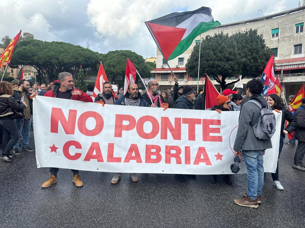 Corteo no ponte a Messina