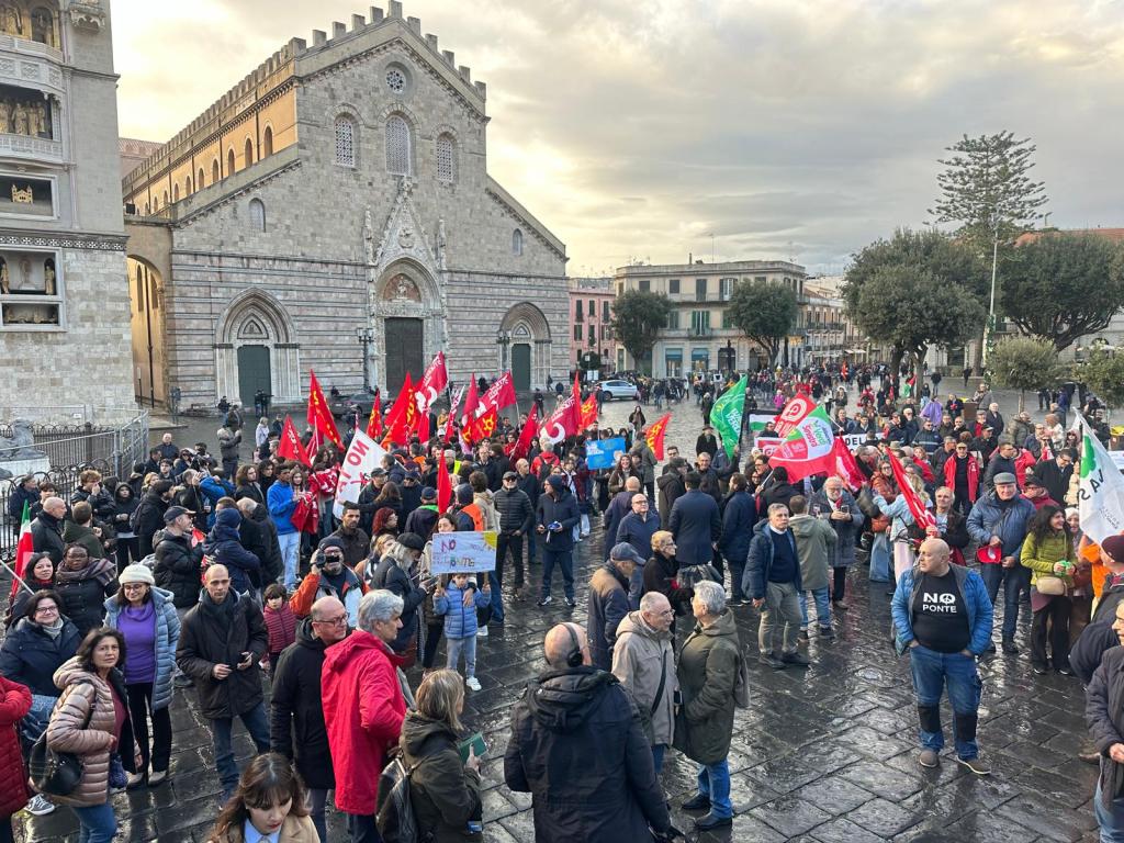 Corteo no ponte a Messina