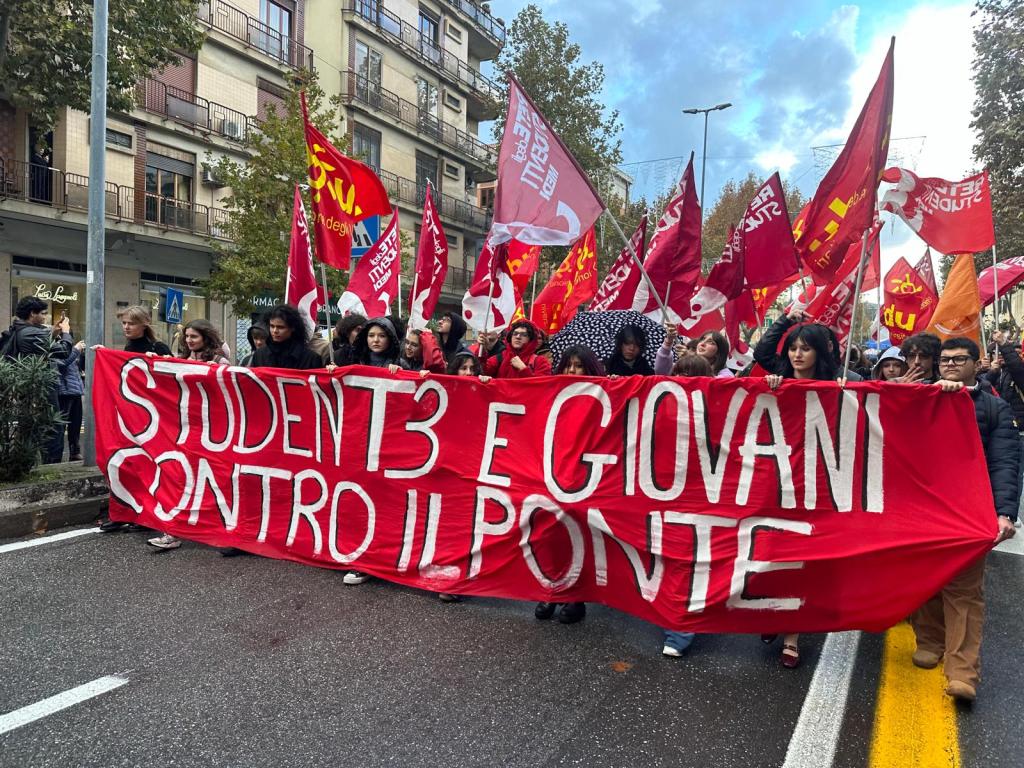 Corteo no ponte a Messina
