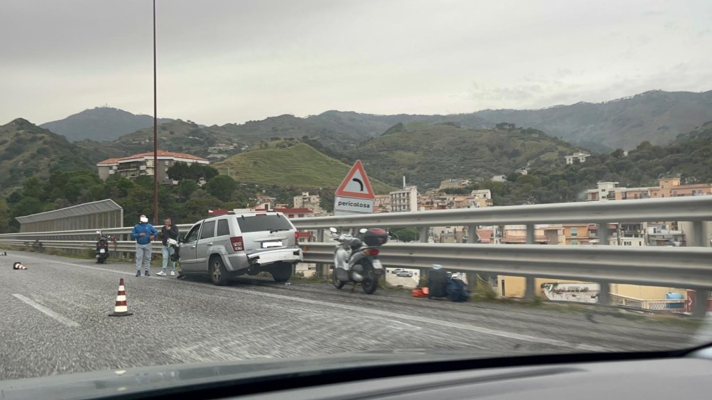 messina, incidente in tangenziale, lunghe file in direzione della A18