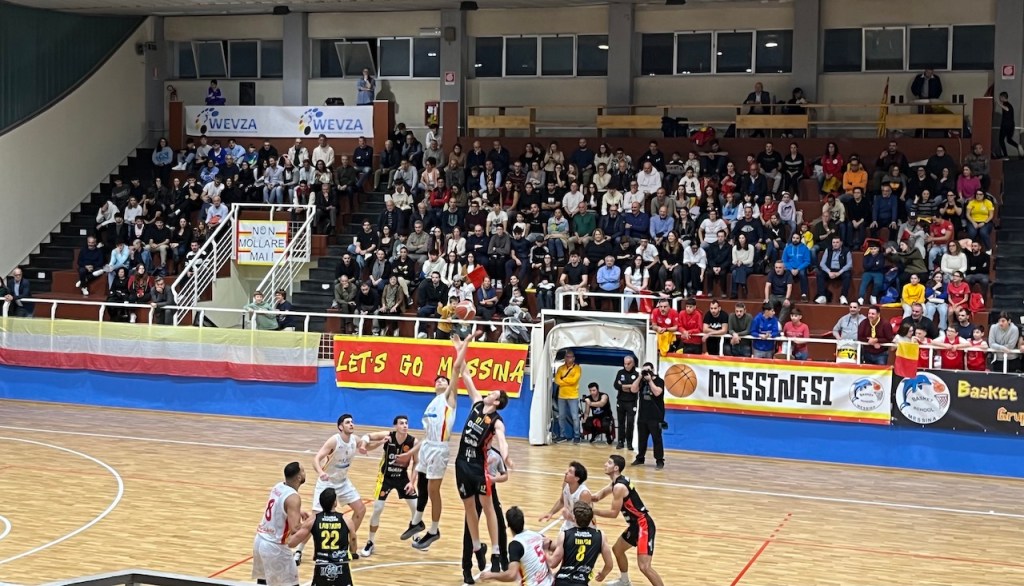 palla a due basket school messina barcellona