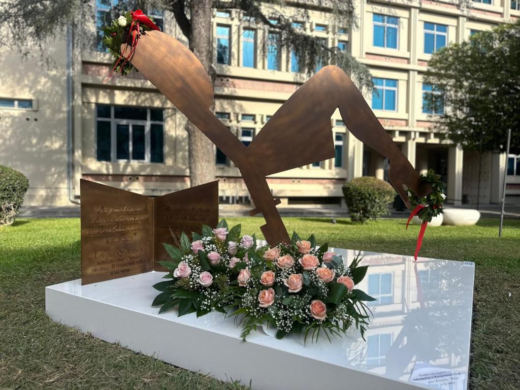 scultura lorena e sara