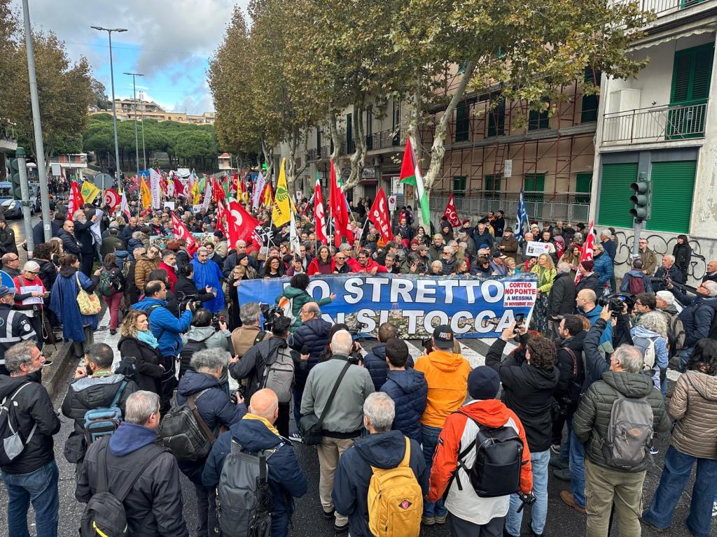 Corteo no ponte a Messina