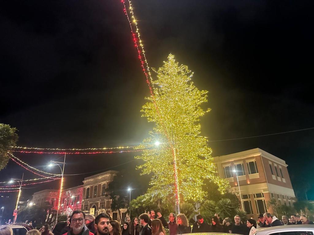 Natale 2025, accensione albero università
