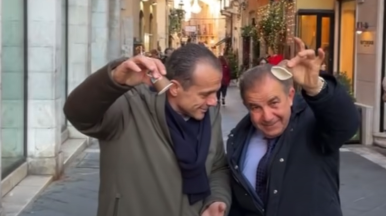 Brindisi con il detergente De Luca e Campagna