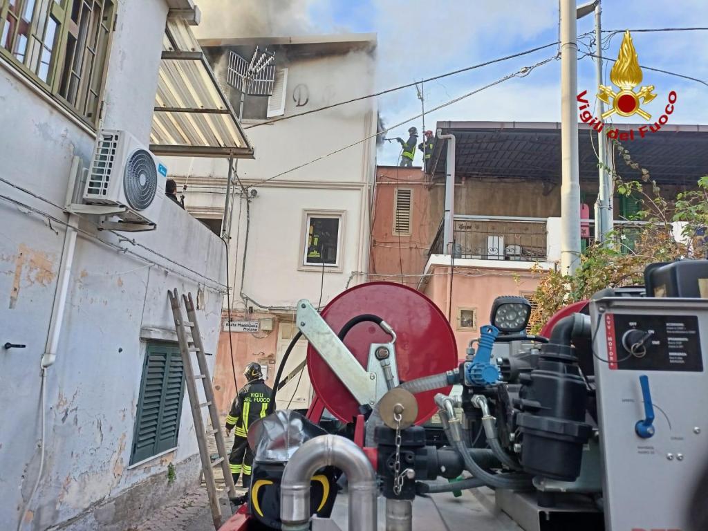 Incendio in un appartamento a Valle degli Angeli